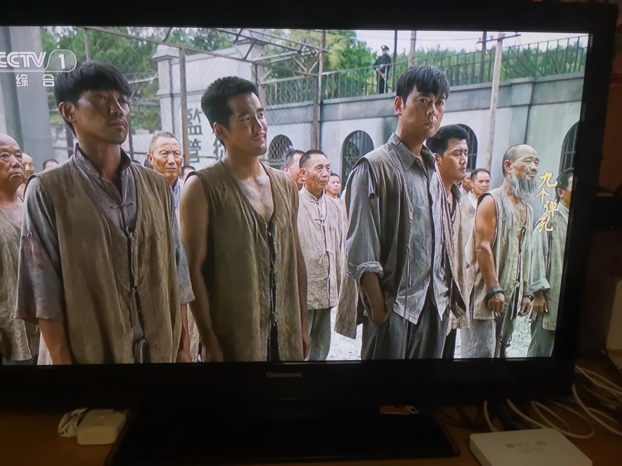 《九个弹孔》剧情确实有不少让人觉得离谱的地方，像新闻记者和学生冲进监狱救人，还有