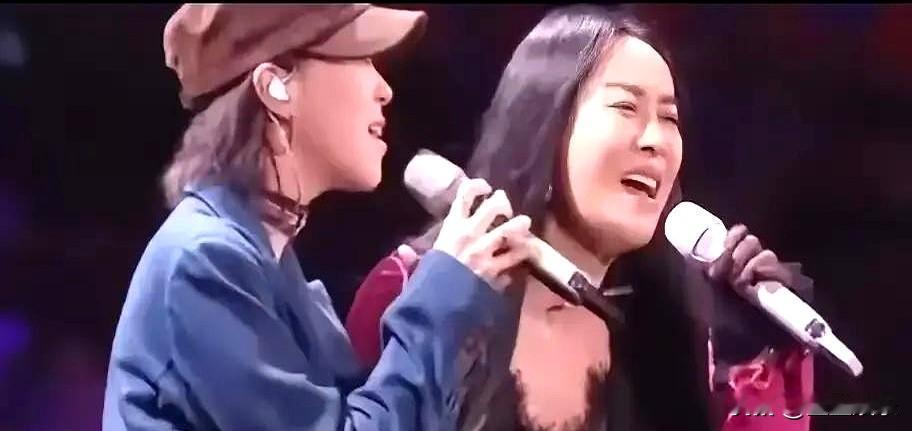 那英递出的不止是话筒，是王菲22年前的手写托付。
1994年，王菲手写卡片，托付