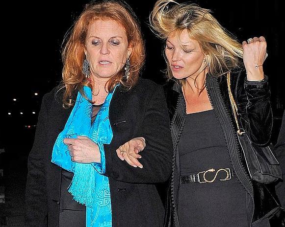 当全世界都在远离一个人时，谁还会站出来？
凯特·摩丝用一件外套回答了。
巴黎时装