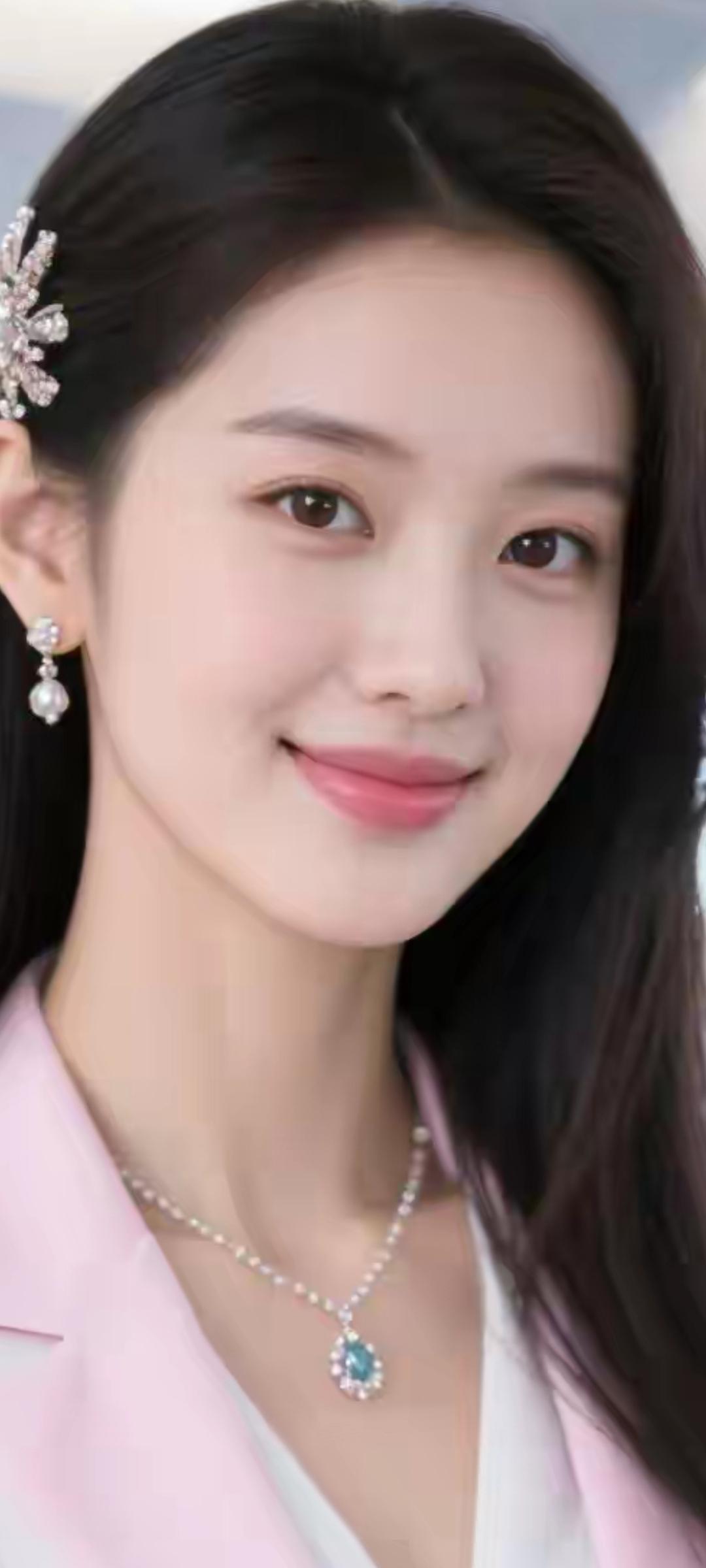 优雅甜美的粉色穿搭，闪耀的珠宝点缀，散发着温柔的光芒。