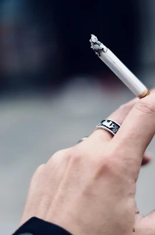 小小一支烟
看似解忧愁
实则自己骗自己
浪费钱还伤身体
年轻人开始尝试感觉吸烟很