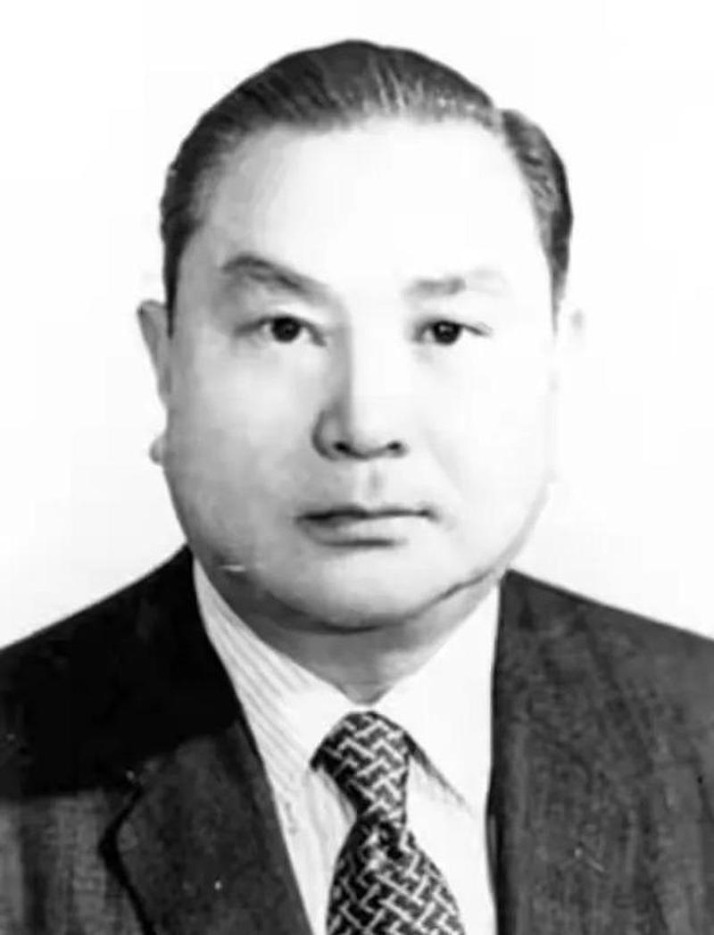 两度救命、60根金条，恩人死后儿子登门求助，王新衡却一口回绝。

他到底凭什么这