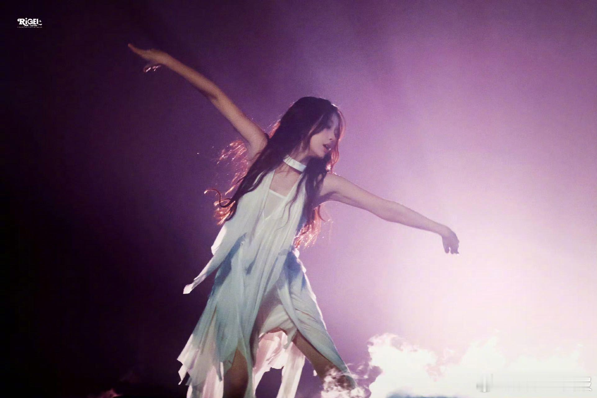 虞书欣清唱视频的退出键在哪里  看演唱会幕后记录完全被的清唱吸引住了！特别有辨识