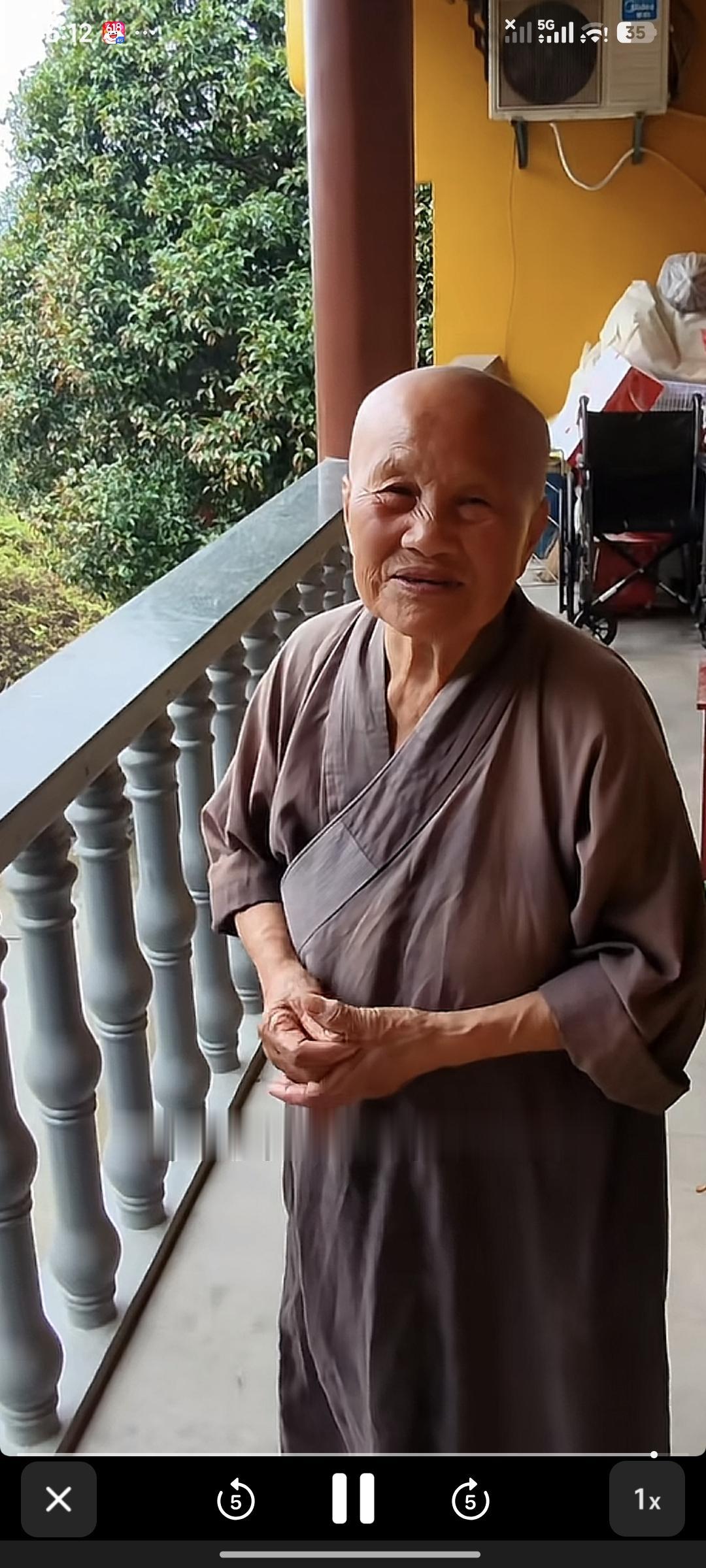 58岁王菲小姨在九华山当尼姑，今年88岁了，王菲和小姨还是有点像，鼻子脸型，难怪
