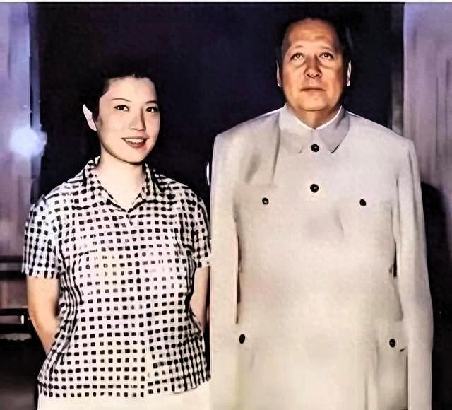 1949年10月1日下午三点，天安门城楼的木栏杆被烈日晒得发烫，龚澎站在毛泽东侧