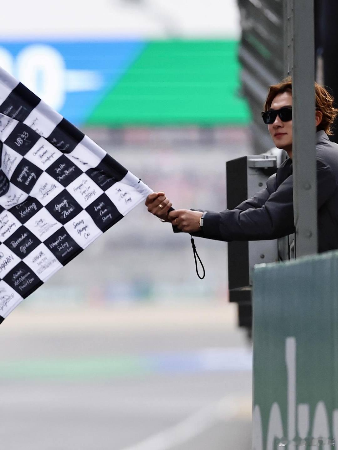 苏翊鸣F1观赛plog 奥运冠军更新社媒晒出F1观赛照“和新朋友一起度过了充满速