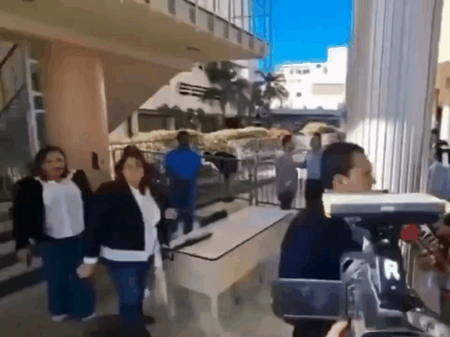 洪都拉斯国会女议员格拉迪斯·奥罗拉·洛佩斯遭爆炸物袭击，视频显示爆炸物从后方飞向