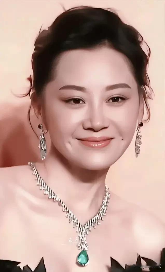 许晴：55岁"反内卷先锋"的狠人日常
 
许晴修水管的照片刚上热搜，转头就被扒出