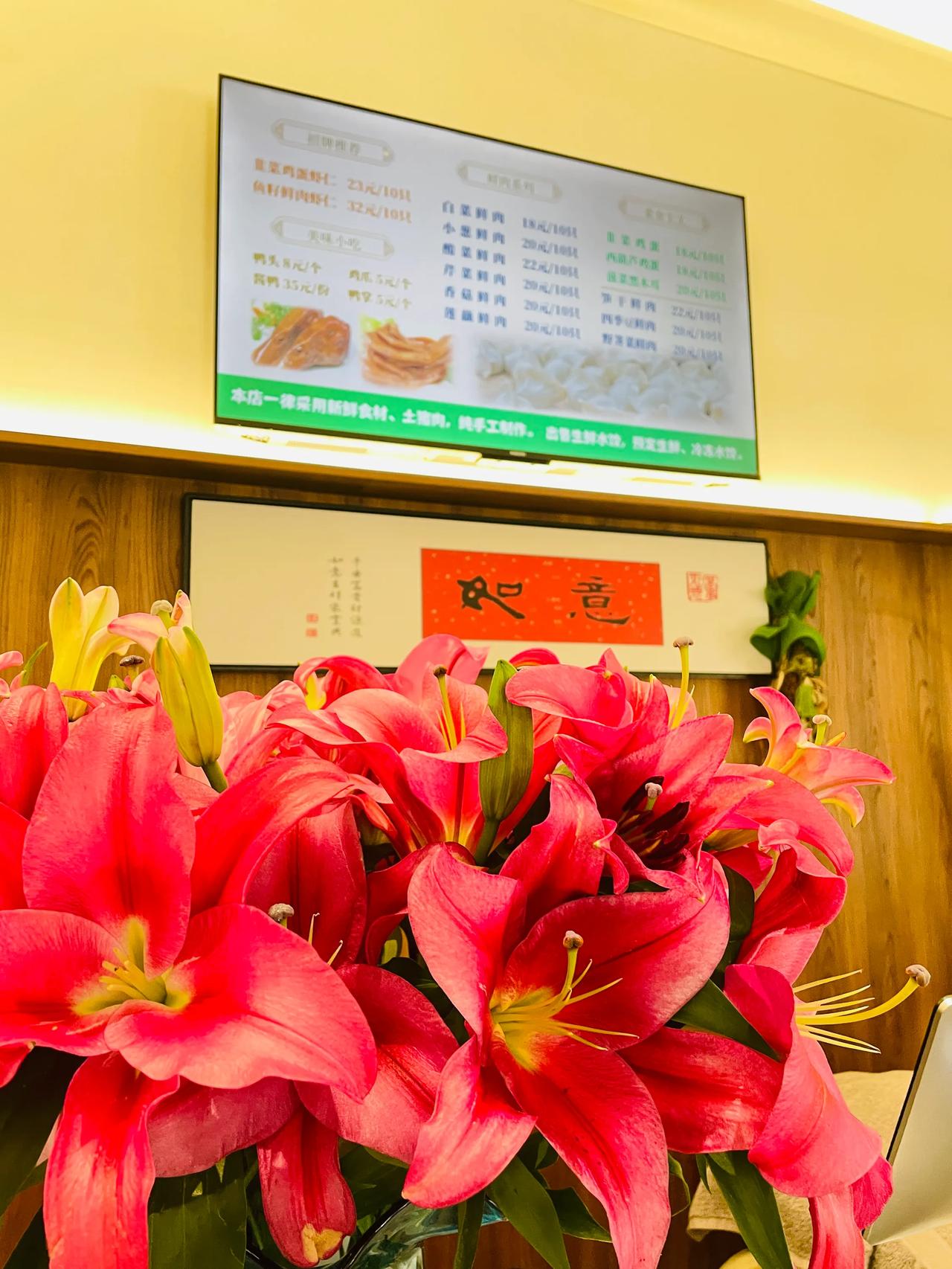 这家店的饺子那超大的馅儿，简直让人惊叹。不过，馅儿里的肥肉确实多了点，大块的肥肉