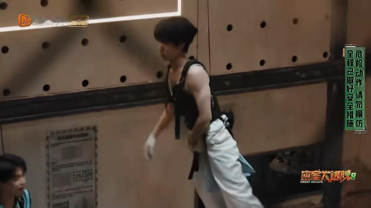 张真源吊威亚动作指导许凯张真源威亚指导许凯，看到全员手动起飞有点棘手的画面，许凯