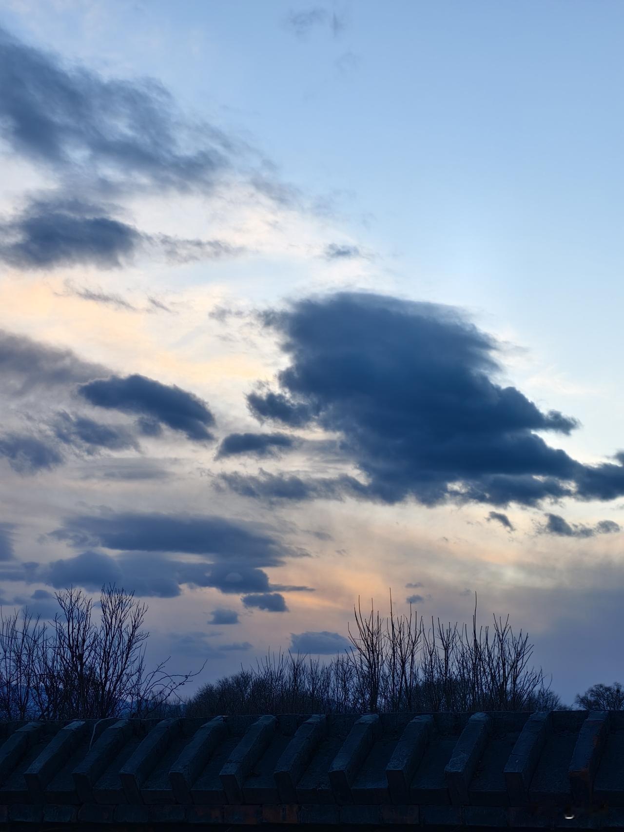 晒一晒不一样的天空照北京昌平白浮泉公园，随手拍不一样的天空照，太美啦！