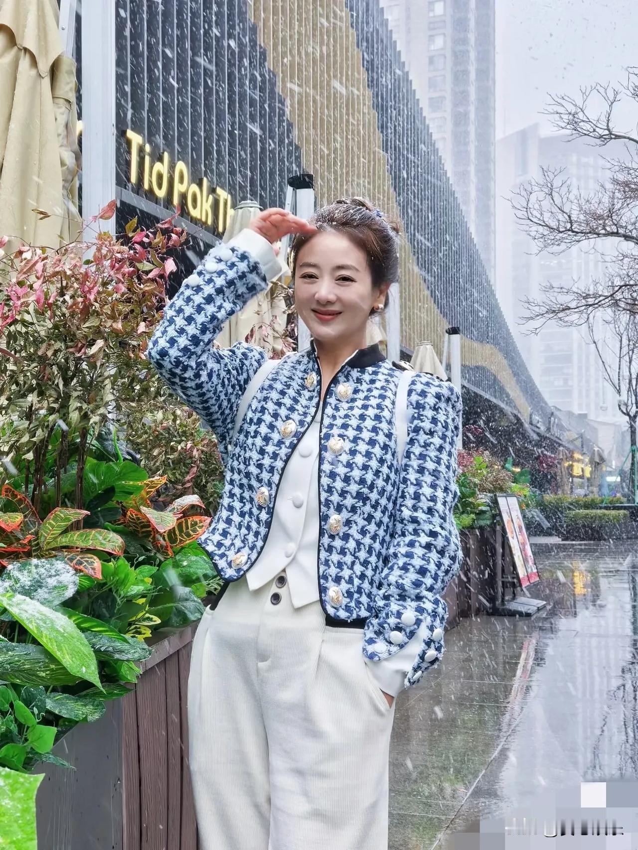 出门遇春雪兴奋的我各种蹦跶，
还偶遇了超级好吃的甜品，幸福感爆棚