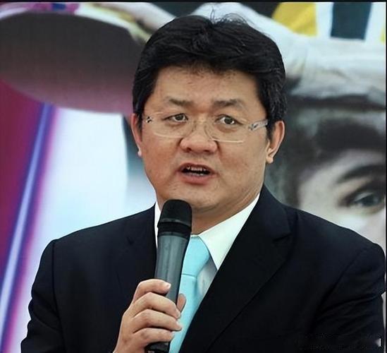 2007年，央视主持人张斌，正在直播奥运新闻发布会时，他的妻子突然冲上台，拿起话