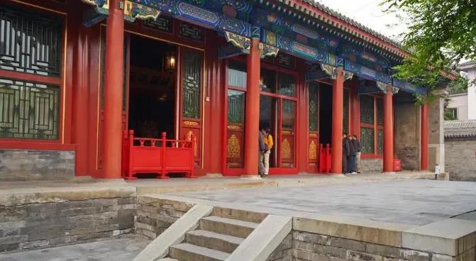 在和珅家的地下金库中，即便是嘉庆皇帝亲自抄家也未能发现，直到2008年才被挖掘出