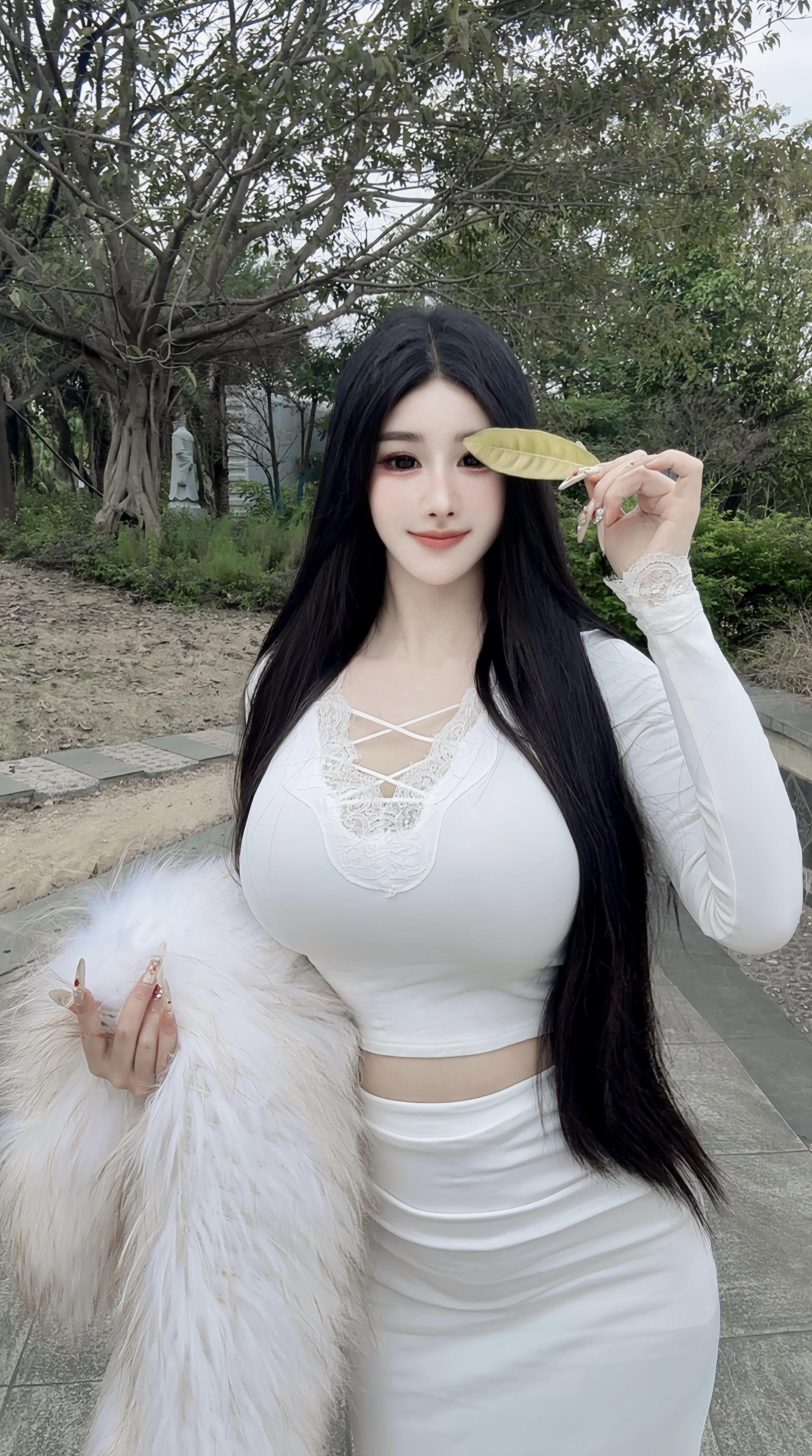 我不放弃爱的勇气 我不怀疑会有真心 我要握住一个最美的梦 给未来的自己