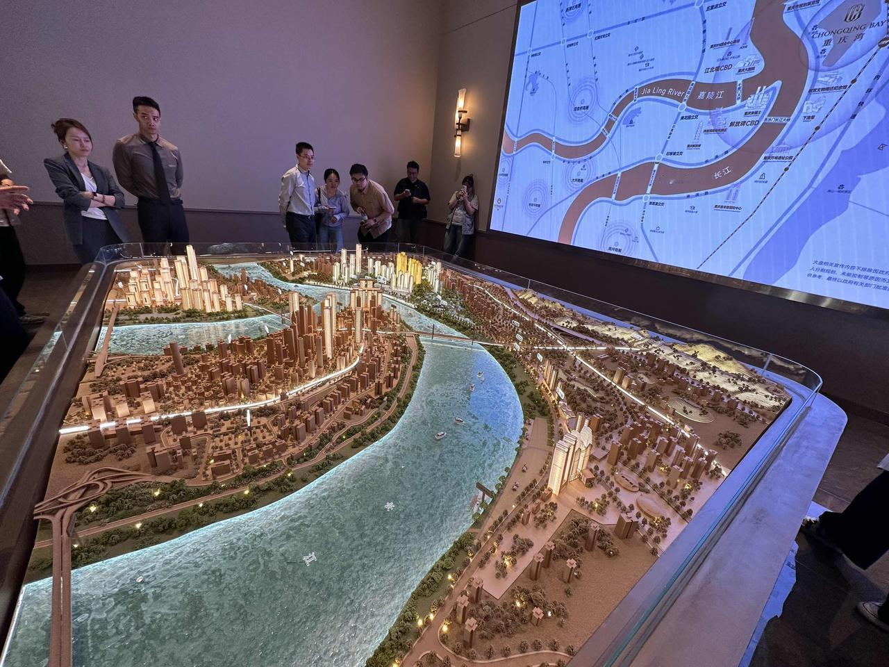 今天，受邀去看了南滨路几个新项目：重庆湾、重庆龙湖黄葛渡项目、海成·上浩玺…
产