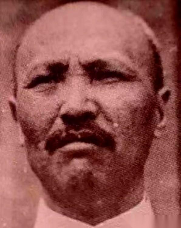 这段1947年的历史档案里，记录着军阀孙殿英落网时一个极度反常的瞬间。
被五花大