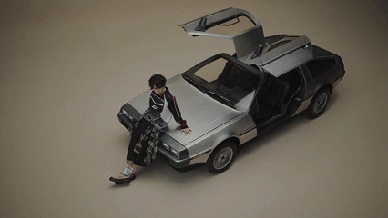 王一博驰骋春日穿搭赛道春日穿搭的氛围感，往往藏在步履之间。王一博上脚的鞋款配色清