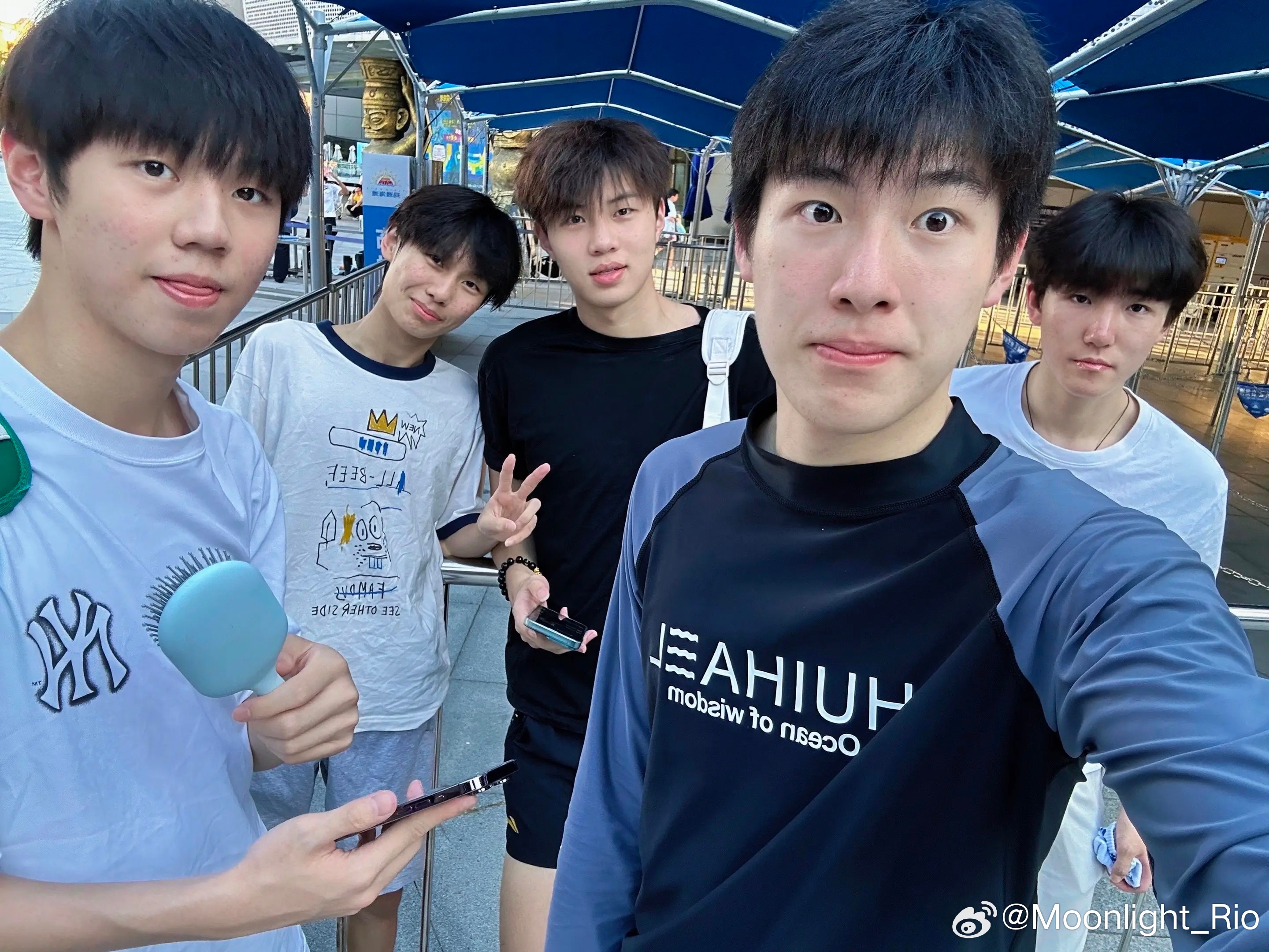 翟家乐抖🎵更新了一些照片📷温瑞博：全是我的丑照是不是过分了？？真不把我当人孙