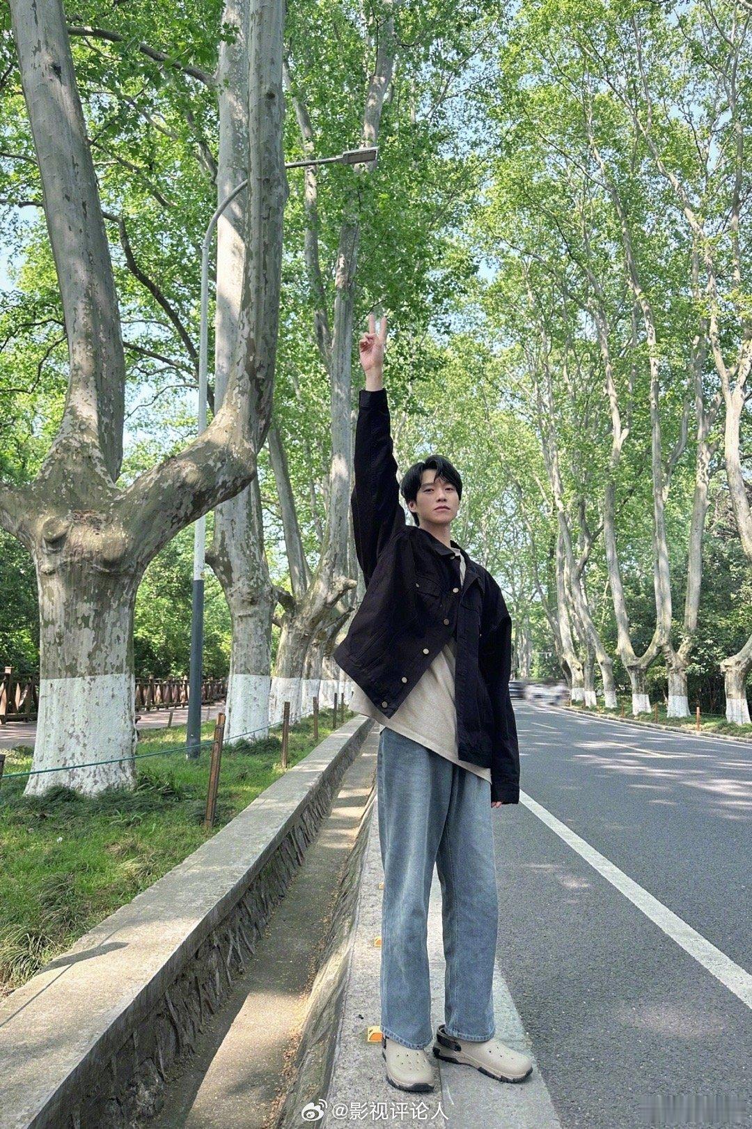 #魏大勋打卡南京中山陵梧桐大道#珍藏的一些帅哥比耶✌🏻​​​