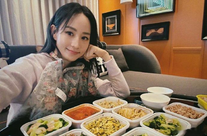 张钧甯点菜似迷糊，一桌佳肴多重复。以女星食量观，能消一盒已不俗。 ​​​
