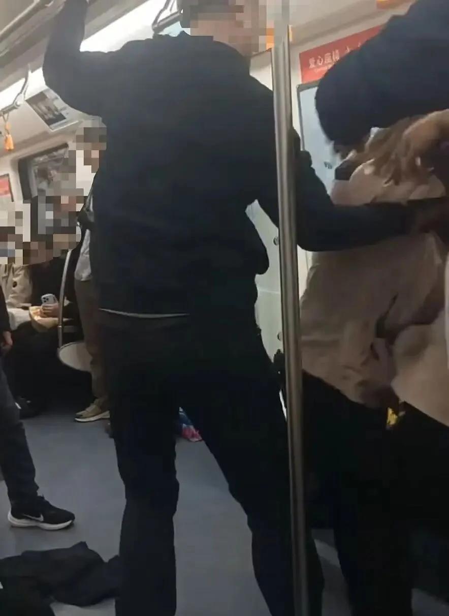 沈阳2号线。
一对老年夫妻，老太有座位，让旁边的女孩给老头让座，女孩拒绝了。老头