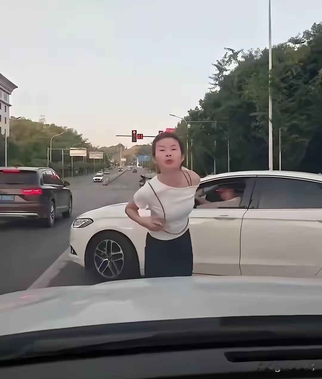 看完重庆“口水姐”人肉拦车一事的警方通报之后，我只能说不是一家人不进一家门。
