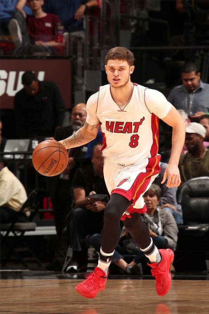 今天是前热火球员泰勒·约翰逊的33岁生日我的观赛搭子 ​​​