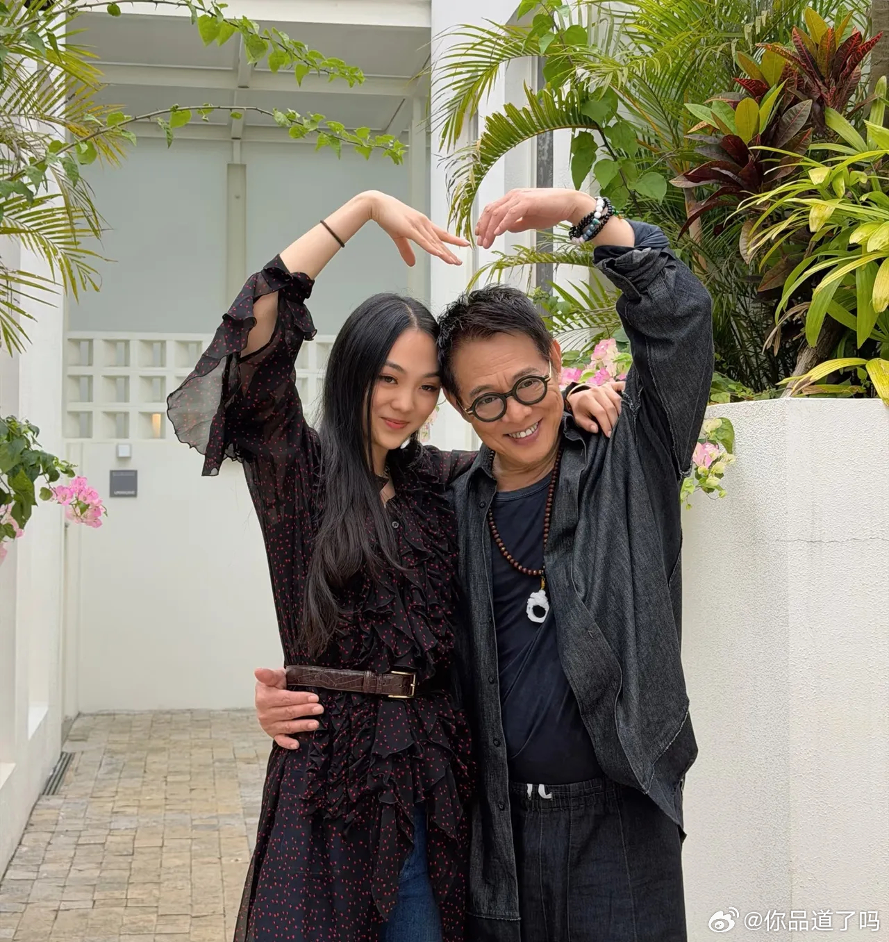 李连杰晒出与女儿的合影，这是他和利智的大女儿，哈佛毕业，确实很优秀。说实话，李连