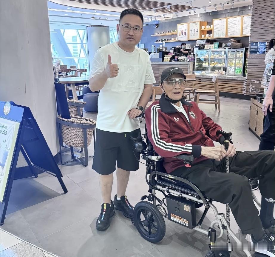 谢贤谢四爷去世了？他已经不止一次的被传言去世，难道这次又是假的？
《星岛娱乐》报