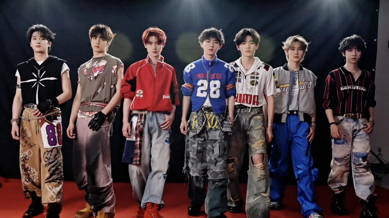 时代少年团燃炸新音音乐会，岁末盛宴唱响荣耀时刻
 
当金色的灯光划破夜幕，当熟悉