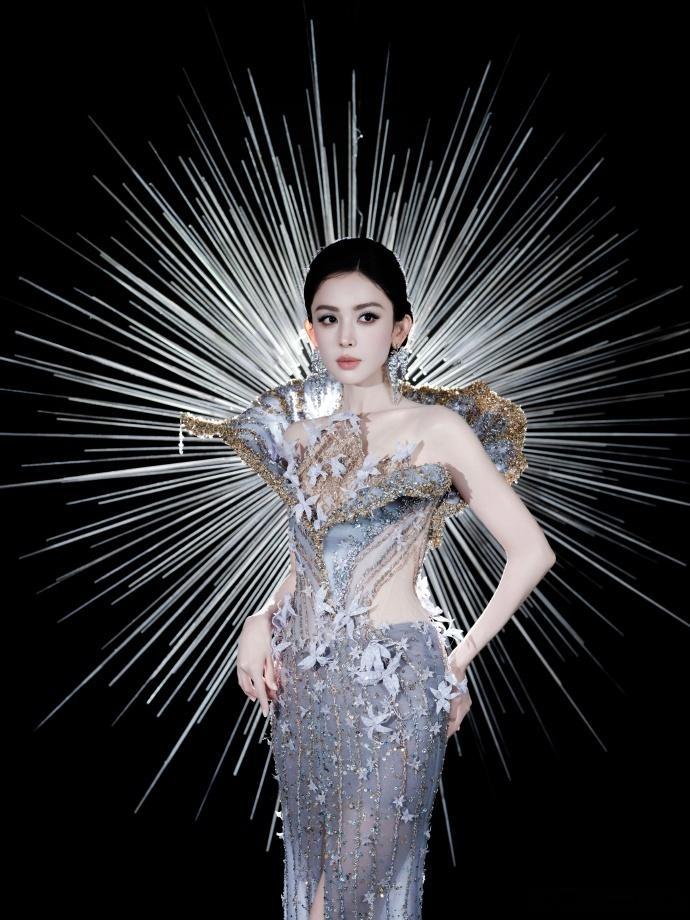 娜扎惊为天人的美 就没有娜扎hold不住的造型，360度镜头直面考验也从容自在，
