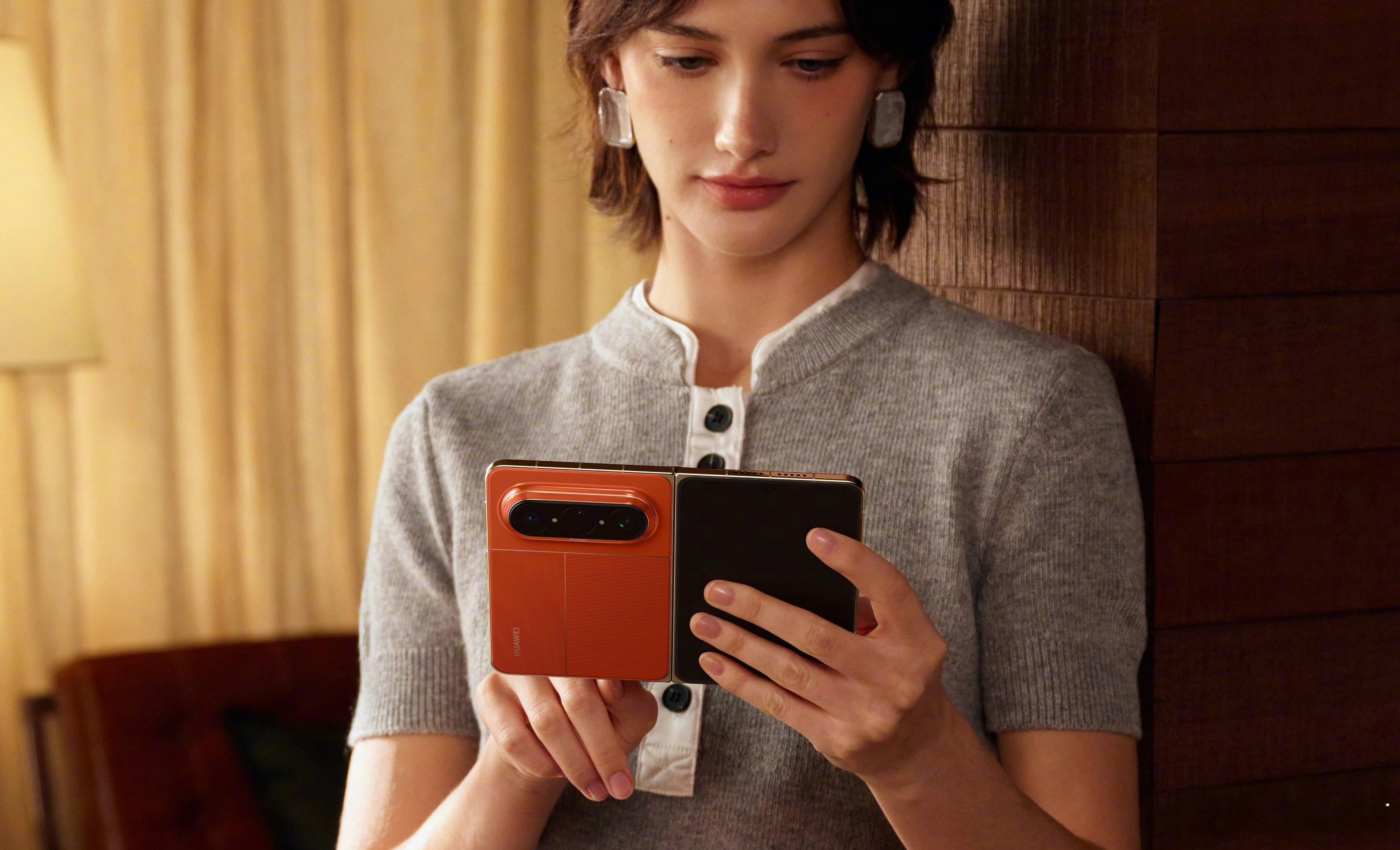 Pura X Max的机身尺寸大了之后，展开后的屏幕就是 7.6 英寸左右，再加