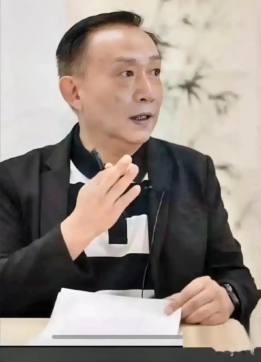 卢麒元这次又把话挑明了，直接在会上硬刚“十五五”规划里的私有化苗头。

说实话，