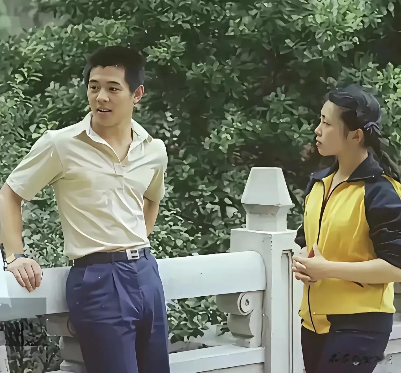 客观来说，照片中的黄秋燕看起来也就是朴素的农村女性形象，而且她的长相普通身型很成