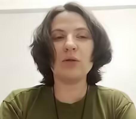 乌克兰女兵科布里诺维奇表示，如果男女平等权利，那么女性也应该承担平等的责任，包括
