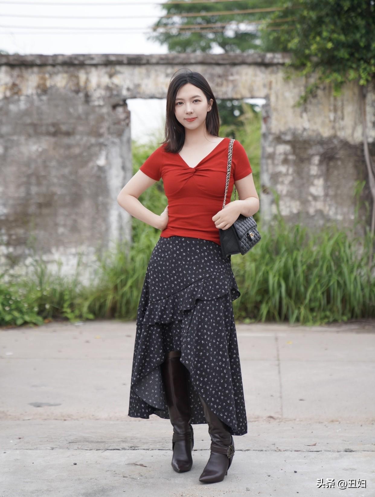 街拍时装，怎样演绎轻熟优雅风红衣少女漫步街头，时尚与自然完美融合。
