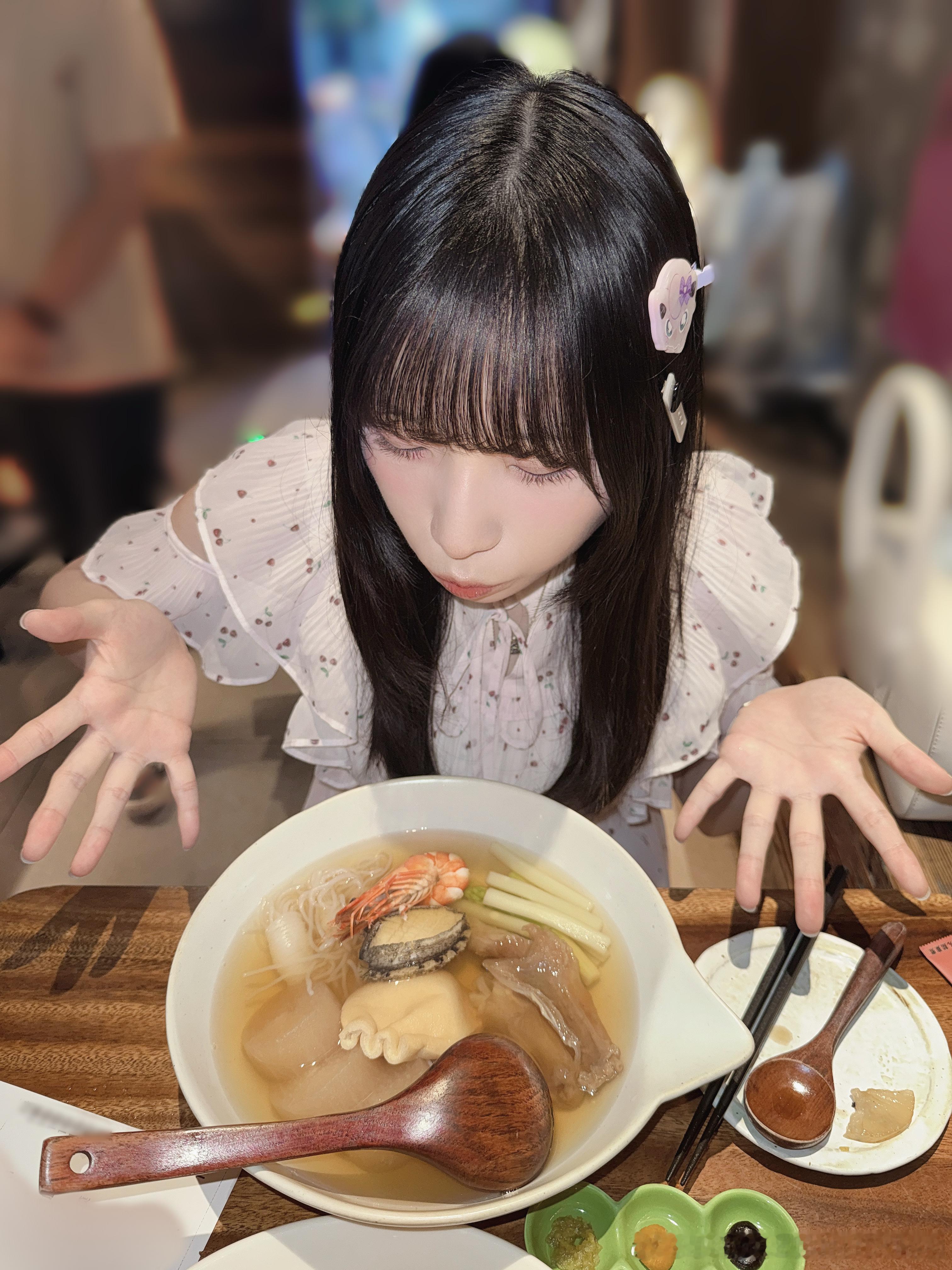 我开动了哟🍽️你怎么不吃 那你看我吃😸 ​​​