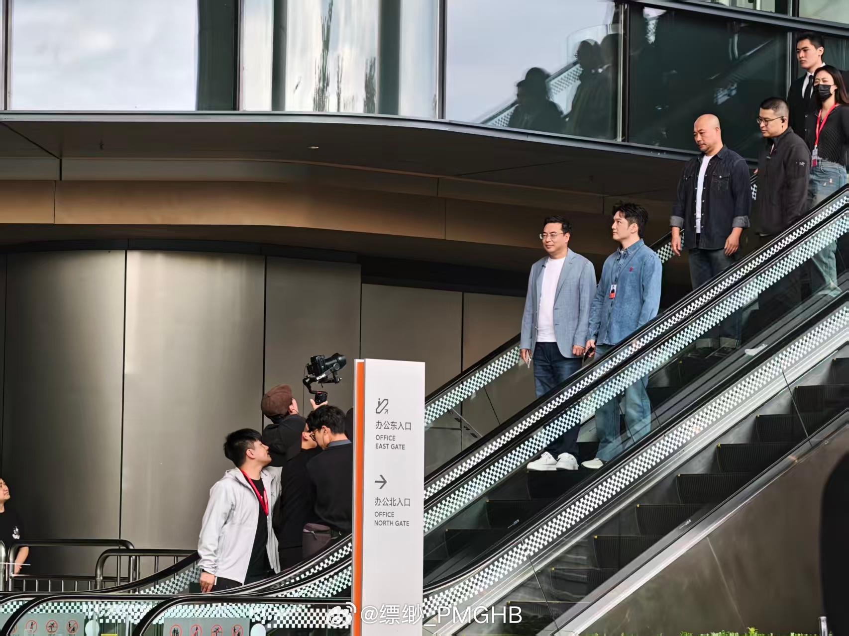 今天樊振东在深圳做一日店长，羡慕首页在现场的朋友，今天还挺不错的，跟REDMI 