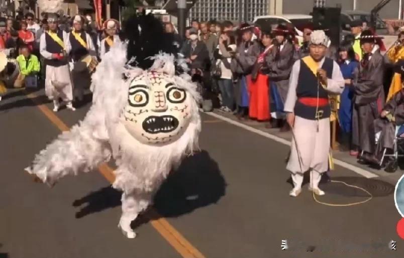 吓了我一跳！
韩国网友分享了一段韩国舞狮视频。
说：韩国舞狮表演，将有望成为世界