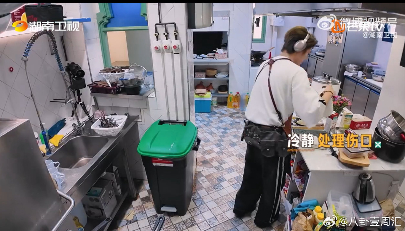 丁禹兮[超话]终于有人看穿了丁禹兮的逞强丁禹兮颠锅帅我一脸中餐厅看丁禹兮在后厨手