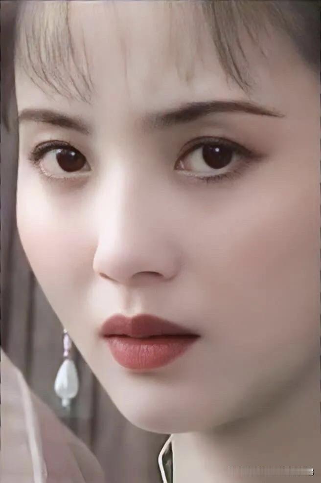 年轻时候的她真好看，清纯甜美，五官太精致，小脸肉嘟嘟的，跟赵明明一样都是那个年代
