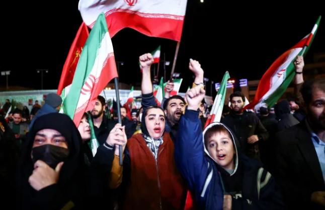 就在4月8日当天，伊朗首都爆发庆祝活动，民众振臂欢呼。

在美国总统特朗普今天接