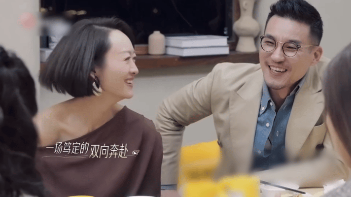 王燕林健50岁的恋爱到底有多快 不行了最近被王燕林健这对中年cp狠狠甜到了，人家