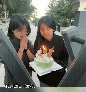 女生过生日，正闭眼对着蛋糕上的蜡烛许愿，笑得眉眼弯弯。突然门口的保安大步流星冲过