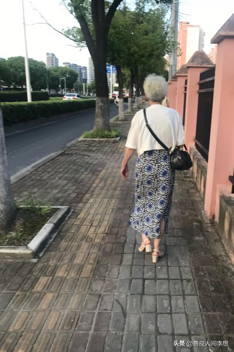 你能想到吗？背影这么优雅讲究的老人，已经是86岁了吗？

86岁还能这么优雅，看