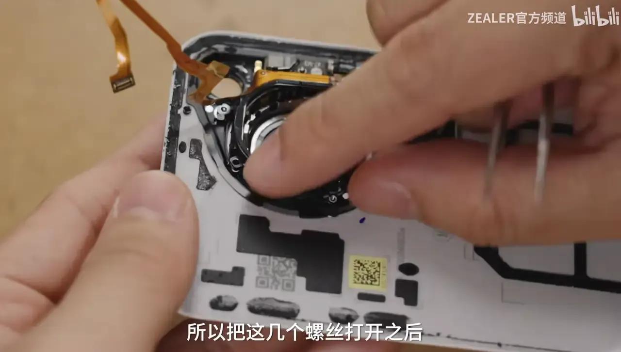 华为这个升降结构的牛逼之处在于，他是把传感器位移式防抖+可变光圈+伸缩结构三合一