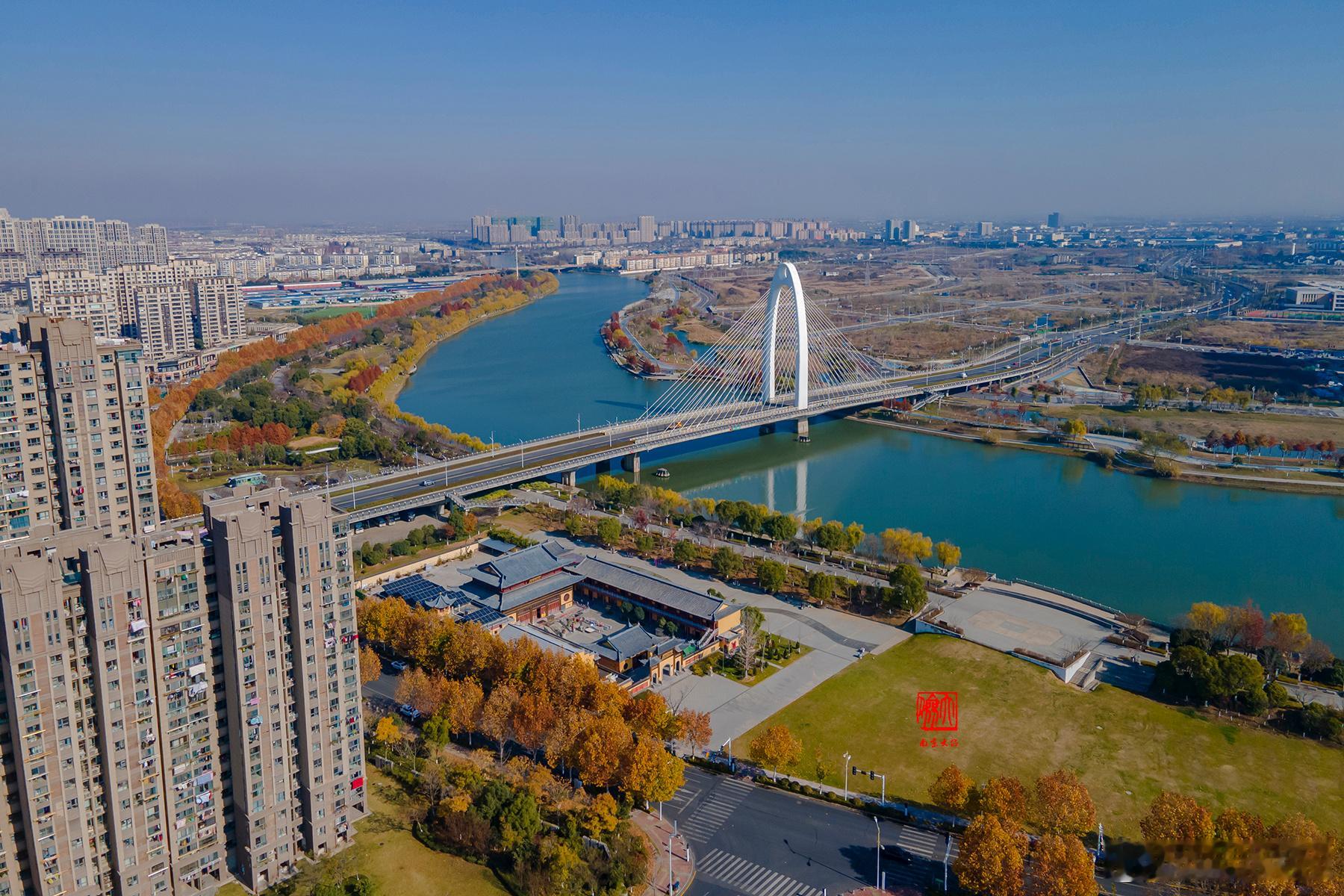 滁河，万里长江的一级支流，源自安徽省肥东县，流经滁州市，于南京浦口区、六合区始为