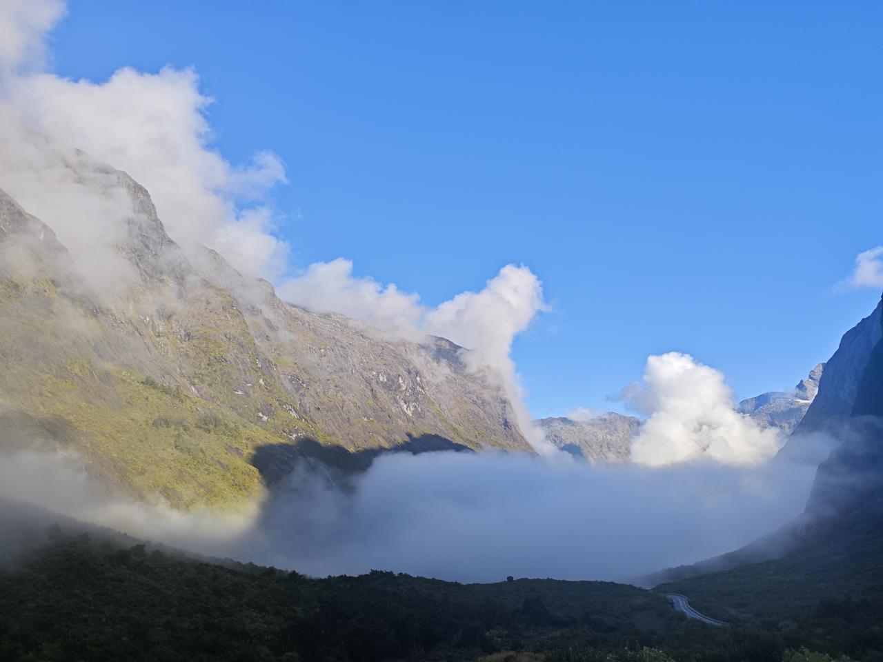 米尔福德峡湾

去米尔福德峡湾的路上，有一个叫镜湖的小景点，说是拍倒影效果好。我