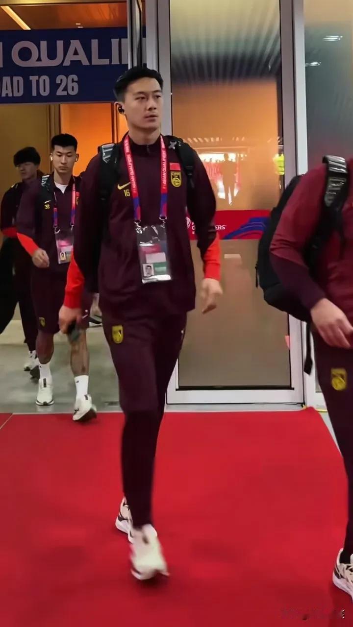 昨天，海参队拿了个大鸭蛋回国了！球迷们大喊：中国队，解散！中国队，解散！！

球